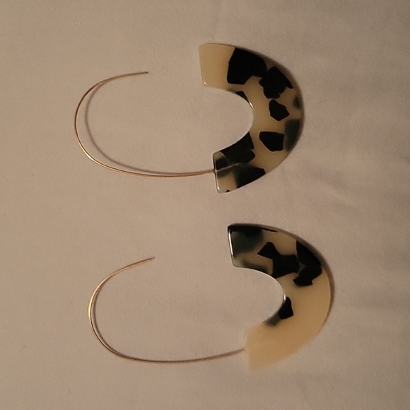 Hanging Earrings - Picture 2 of 2